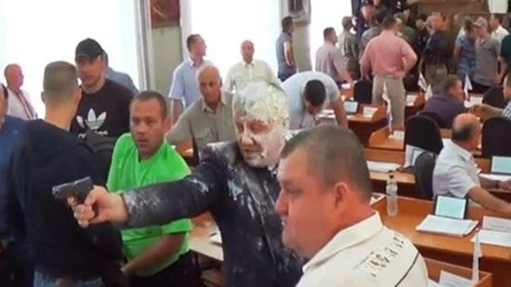 Σοκ στην Ουκρανία: Πολιτικός πυροβόλησε για εκφοβισμό νεοναζί που εισέβαλαν σε δημοτικό συμβούλιο (βίντεο)